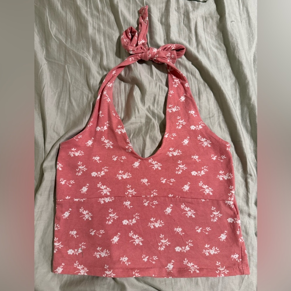 hollister pink floral halter top with a tie for the neck size medium